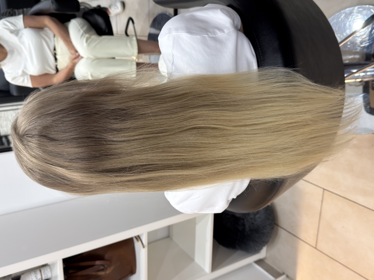 Lange blonde Haarverlängerung als Salonergebnis